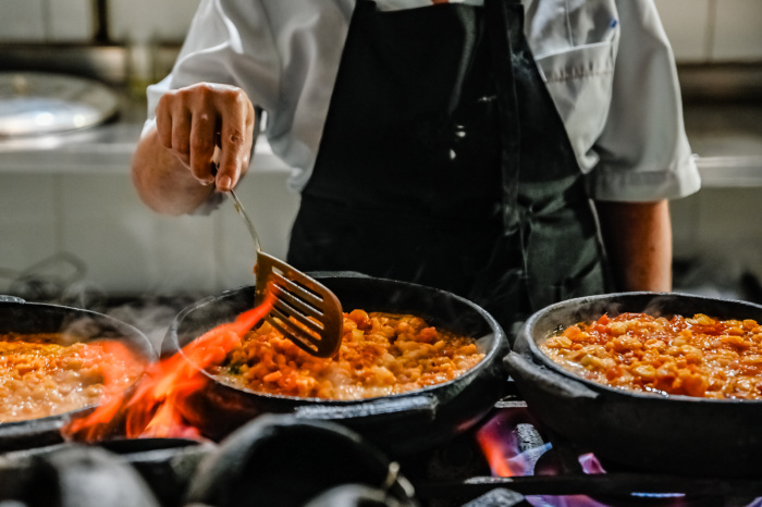 Moqueca de badejo - preparo na cozinha do Restaurante Pirão